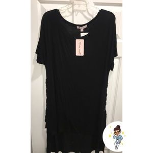 Short sleeve knit high low tunic.